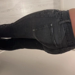 Lågmidjade jeans  - Säljer mina Mavi jeans som tyvärr blivit försmå, min mammas gamla jeans men står att de är ”natalia” modell, lågmidjade och dragkedjor nertill som går o öppna, raka i benen men går o göra så de blir mer utsvänga med slits, jättefint skick💕