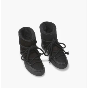 Svarta classic Inuikki skor  - Säljer dessa vinterskor från Inuikii i modellen Classic. Sparsamt använda och är i fint skick! Nypris 2500kr