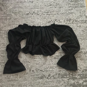 Puffig crop top over the shoulder - Crop top med puffiga långärmad over the shoulder // Stretchig