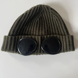 Cp company mössa  - Hej säljer min cp company mössa i färgen grön 