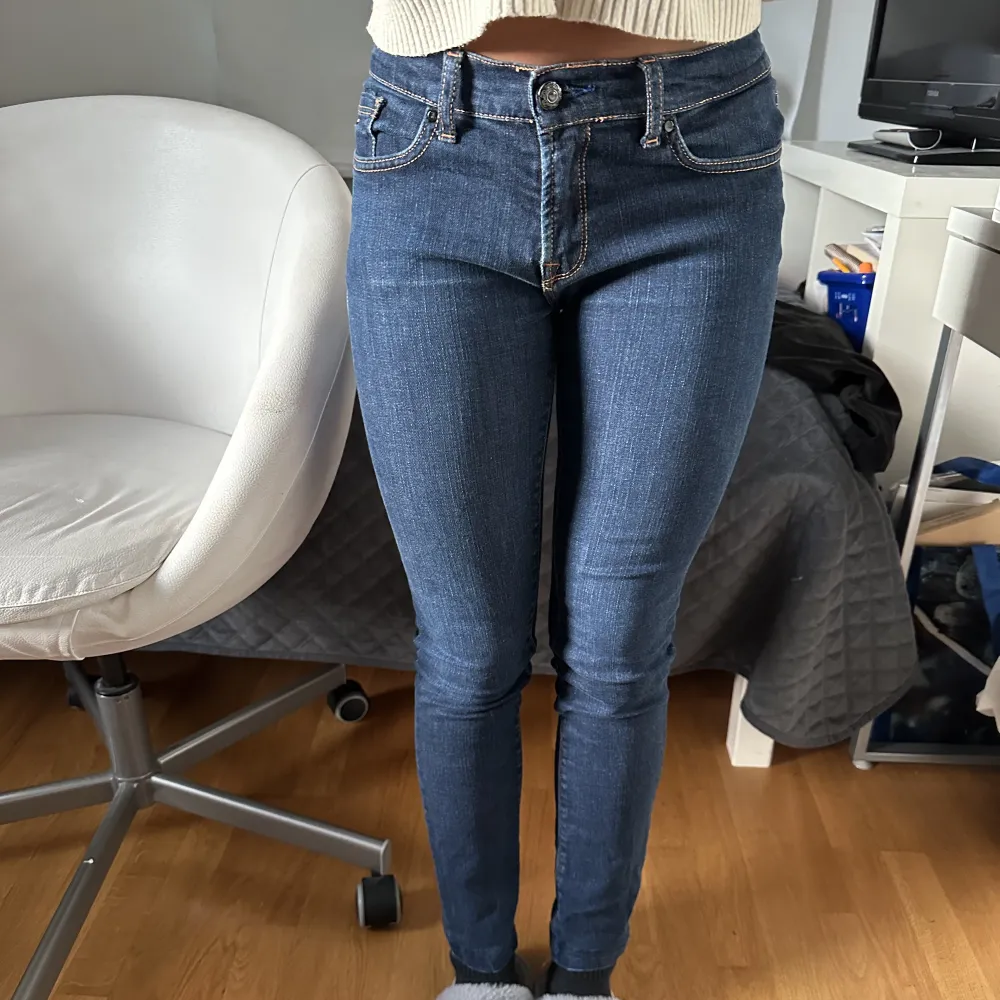 Säljer dessa lågmidjagde Tommy hilfiger jeans då de är för små för mig. Det är storlek 28/32 men de är små i storlek och klippta lite kortare. Original pris 1899kr. Kontakta för fler bilder💕. Jeans & Byxor.