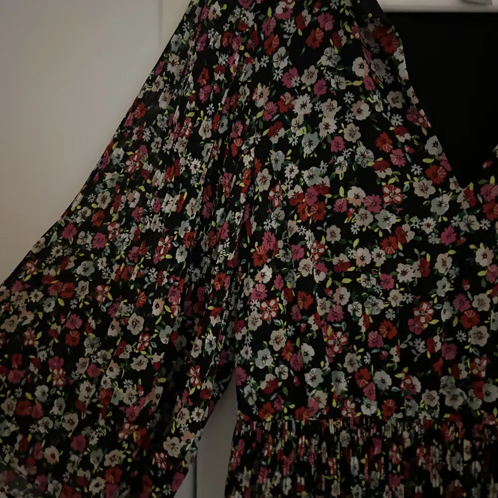 Fin plisserad klänning med blommönster. Aldrig använd!🌸. Klänningar.