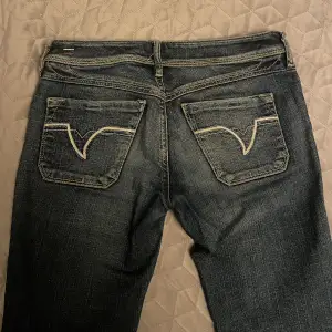 Sjukt snygga vintage jeans från diesel industry, säljer då de tyvärr är lite för små för mig i midjan. Straight/skinny. Skriv för fler bilder🤍 Storlek 26, 250 kr eller bud. 