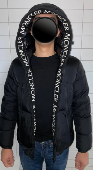 Ny Moncler jacka ✨ - En helt ny oanvänd moncler jacka, pga av fel storlek. Storlek 3/L, svart färg. Box & kvitto finns. 