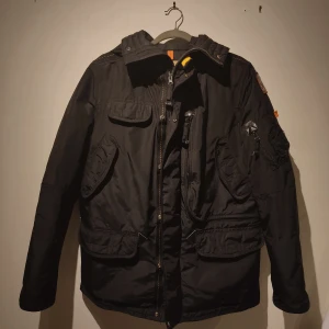 PARAJUMPERS JACKA | YOUNG LARGE/MEDIUM | - Säljer denna finfina jacka som burits en enda vintersäsong och sedan dess fått hänga i garderoben. Jackan är i storlek Young Large vilket sitter som en Medium (passar mig som är 178cm, 75kg och någorlunda bredaxlad).  Inga skavanker eller tecken på använd
