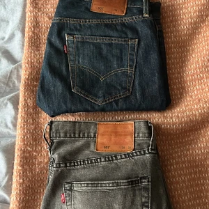 Levis 501 (paketpris) - Hej! Säljer mina tvp Levis jeans i ett paket pris.  Båda är varsamt använda och storlek 34-34. 