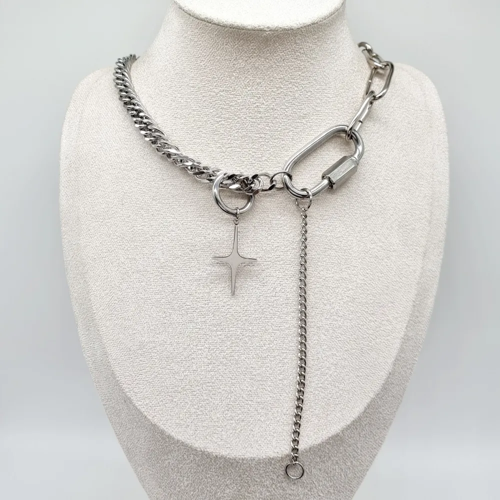 Handgjort unik  halsband och exklusiv design🖤 Följ :@ekjewelryofficial🤲 ⛓️Gjord i bra kvalitet💎Material- rostfritt stål och zinklegeringar. Längd: 47cm. Halsband inte vatten och är känsliga mot fukt. 220kr . Accessoarer.