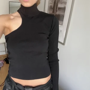 Off shoulder top - I utmärkt skick. Superbra passform med finare material. 