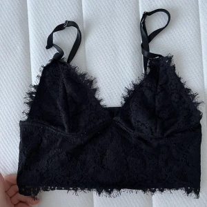 Topp  - En svart topp, väldigt fin och man kan ha till allt 