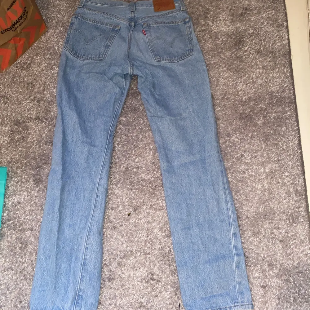 Raka levi’s jeans. Har knappar, ej dragkedja. Originalpris 1250. Jeans & Byxor.