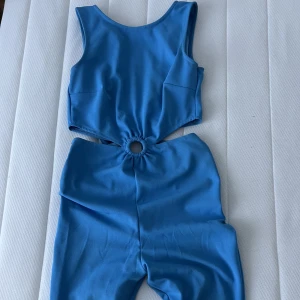 Jumping suit  - Väldigt bekväma och väldigt fint att ha på sig, är 165 lång och passar perfekt! Storlek S