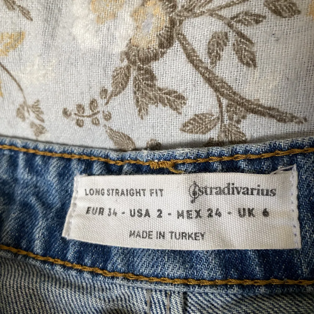 Fina blå jeans från stradivarius! Köpta second hand men jag har endast använt de en gång och de är i fint skick! Sitter bra i längden på mig som är 1,70m lång och sitter perfekt i midjan på mig som brukar använda 34/36🥰 Skriv för mer mått!. Farkut & Housut.
