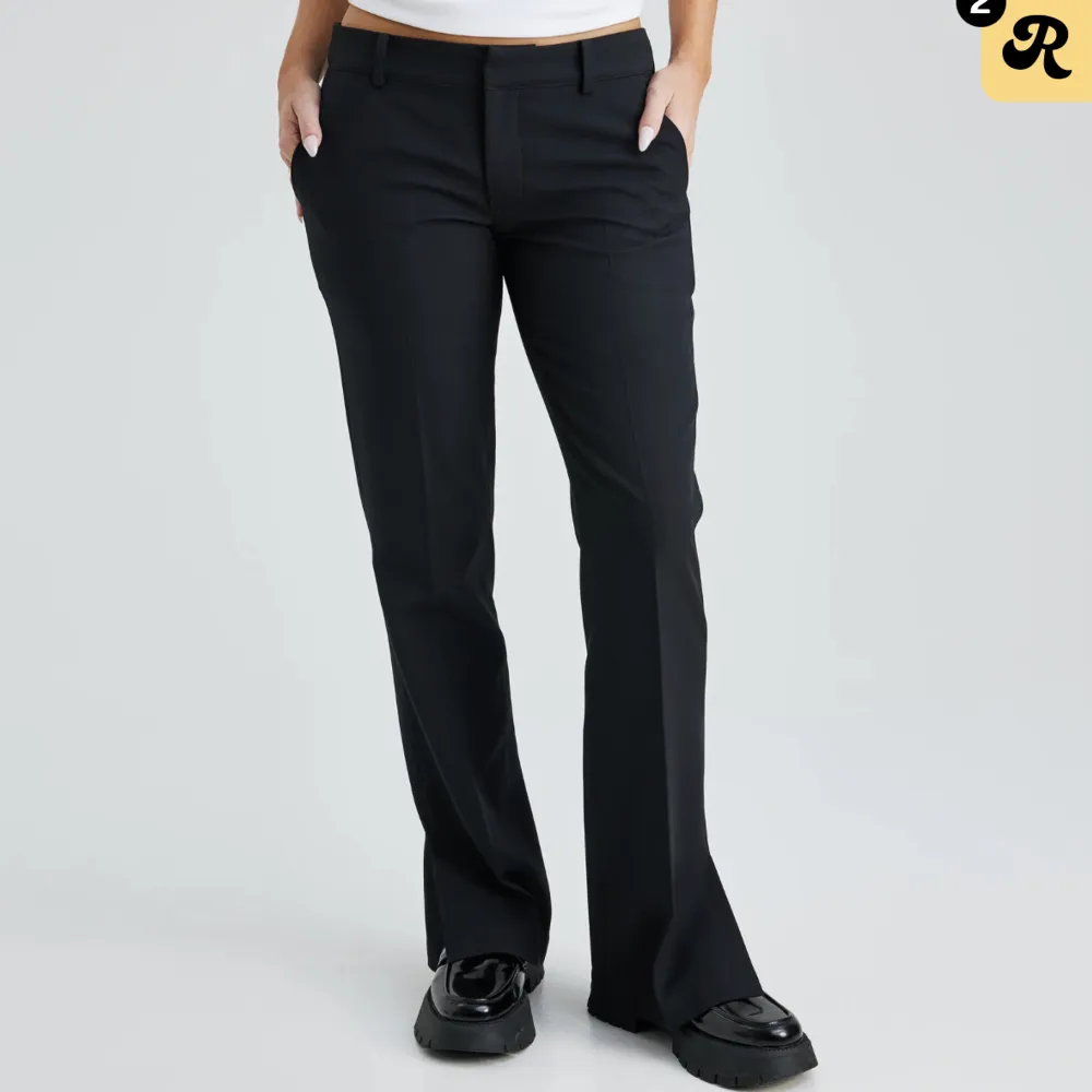 säljer mina jätte fina svarta lågmidjade kostymbyxor i modellen veta petite med slits från bikbok. är i nyskick ❤️ . Jeans & Byxor.