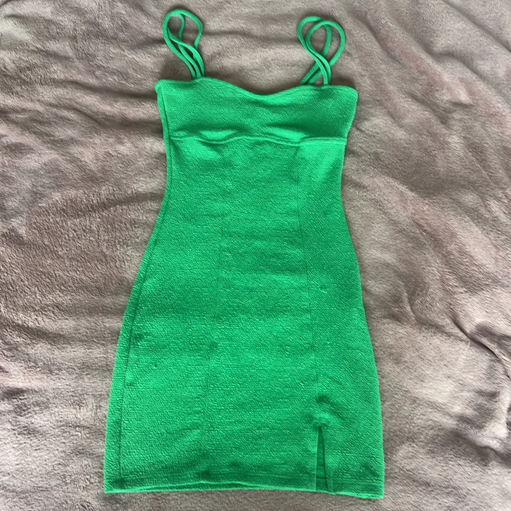 Tajt grön klänning strl XS. Stretchigt material. Använd några gånger men i mycket bra skick. . Klänningar.