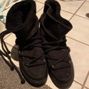 Säljer mina svarta inukiis som är änvända förra vintern. Fint Skick förutom att en ”flärp” där skosnöret sitter i har gått sönder.