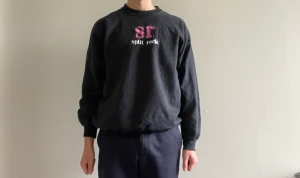 Tröja - Säljer nu min tröja i storleken L. Varm och luftig tröja, perfekt till kallare väder💜