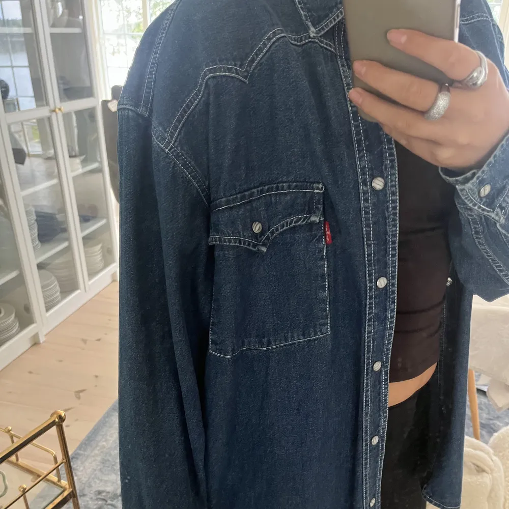 Säljer nu denna blåa Levi’s jeansjacka då den är lite för stor för mig, men passar super om man vill ha den lite oversize. Pris kan diskuteras!💕. Jackor.