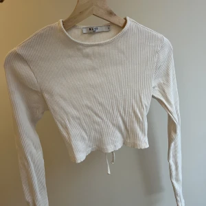 Croppad tröja  - Vit croppad topp med öppen rygg, storlek S!  