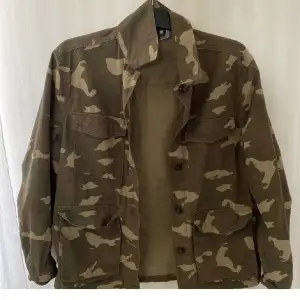 Säljer nu min snygga Kamouflage jacka ifrån hm, då den inte längre kommer till användning. Super snygg nu till hösten🍂🍁Den är i ett mycket bra skick (knappt använd)