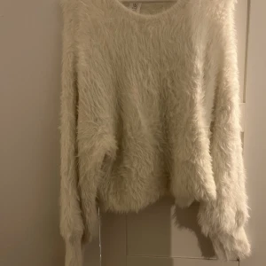 Fluff tröja - Fluff tröja från Carin wester🤍 aldrig använd. Kan fraktas men då står köparen för frakten!