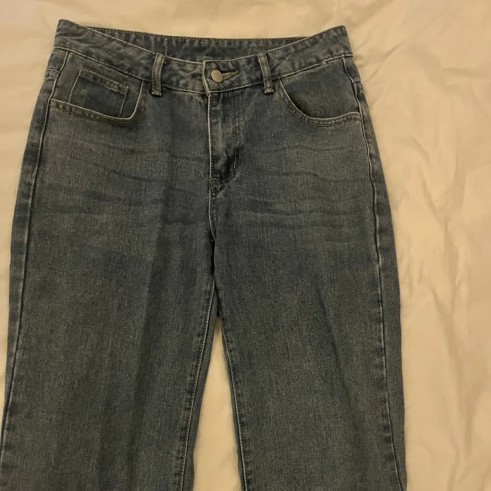 Baggy jeans som passar för dig som är ca 163-165 skulle jag tro, då de är för långa på mig som är 160💕(Färgen ser inte riktigt ut sådär i verkligheten, de är ljusare blå) . Jeans & Byxor.