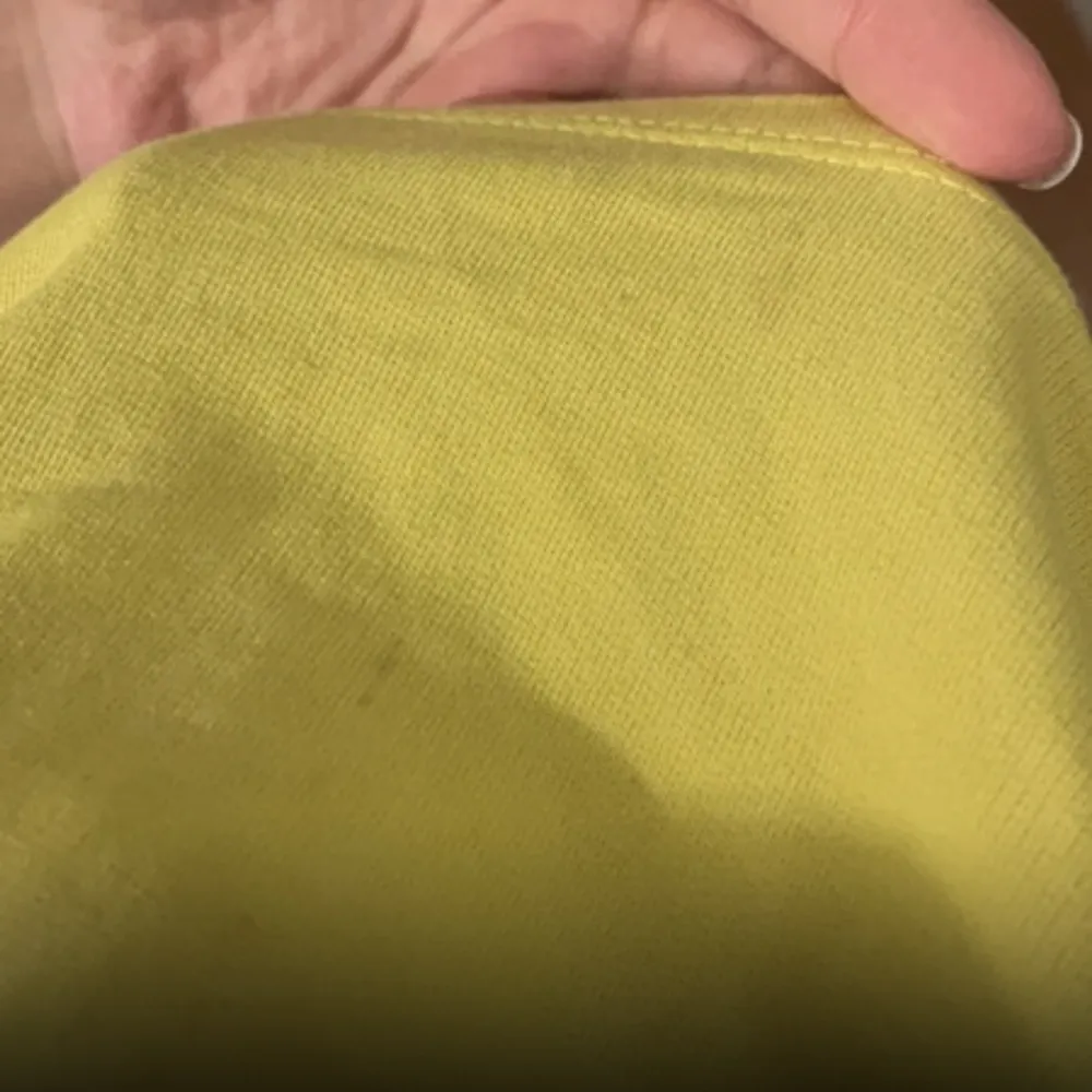 Säljer denna supergulliga gula off shoulder topp. Liten fläck som säkert går bort i tvätten. Tröjor & Koftor.