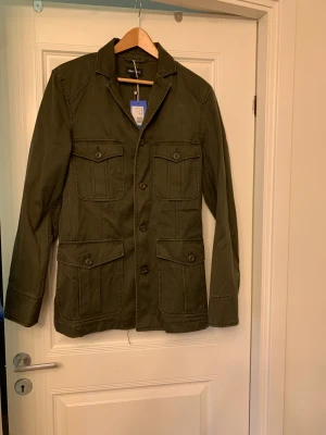 Overshirt Small - Overshirt i Small  Modell på bilden är cirka 175 men är förstor. Passar bäst 180+ Fint skick, använd med inga hål etc.  Säljs för endast 199kr