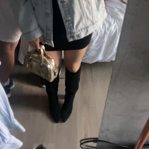 Knähöga stövlar - Säljer dessa super snygga knähöga klackar. Pga att jag själv nt kan gå i klackar. Från Steve Madden girl men tror ej de säljs längre. Klacken är ca 8cm. Använd någon enstaka gång. Kom privat för fler bilder. Pris går att diskuteras ❣️❣️