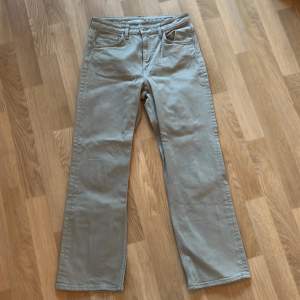 Gröna Arket byxor/jeans, storlek 29. Inte mycket använda, fint skick.