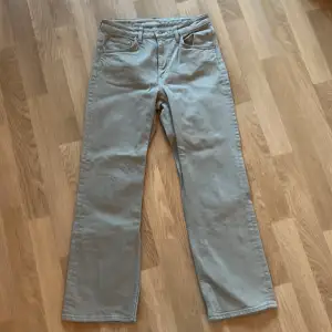 Gröna Arket byxor/jeans, storlek 29. Inte mycket använda, fint skick.