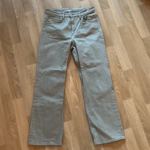 Gröna Arket byxor - Gröna Arket byxor/jeans, storlek 29. Inte mycket använda, fint skick.