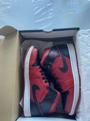 Jordan 1 mid  - Jordan 1 mid  Har haft på mig dem 5 gånger Ni får med skydd till skorna  
