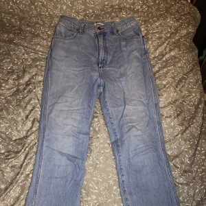 Jeans - Jätte bekväma men ena tygremsan till bältet är lite trasigt men inget lite tråd kan lösa