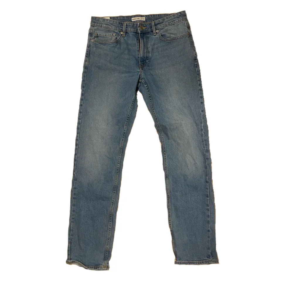 Säljer dessa superfina jeans. Inga defekter och sparsamt använda. Kom privat vi frågor och funderingar! . Jeans & Byxor.