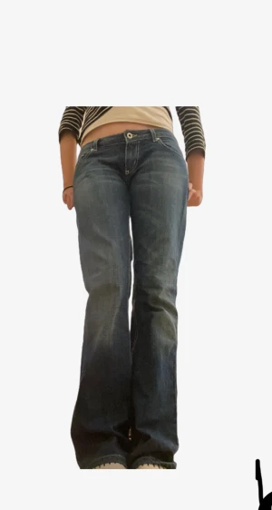 Snygga bootcut, low Waist Dondup jeans - Finns mer bilder och beskrivning på samma byxor fast bilderna nu är med jeansen på. 