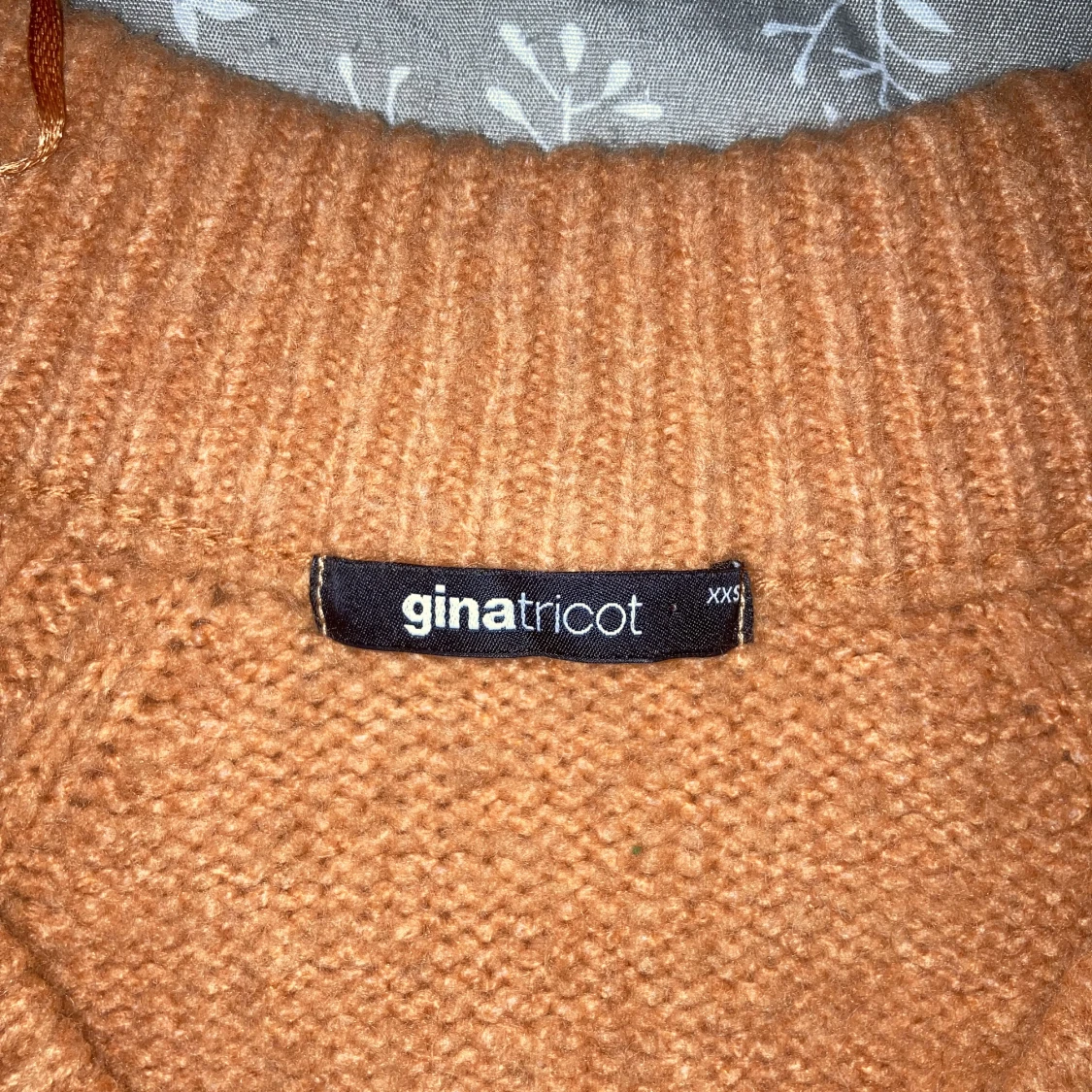 Orange stickad tröja  - 90