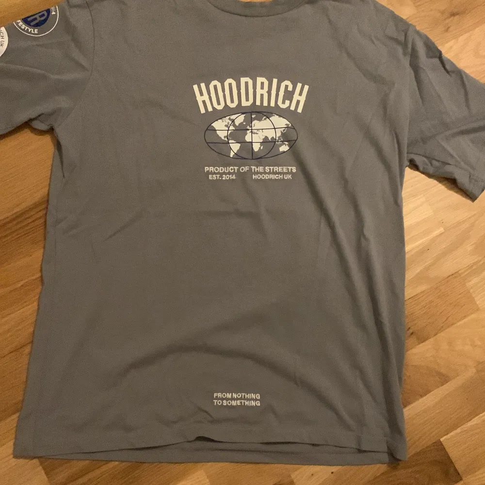 Hoodrich t-shirt. Storlek L. Aldrig använt skick 10/10. T-shirts.