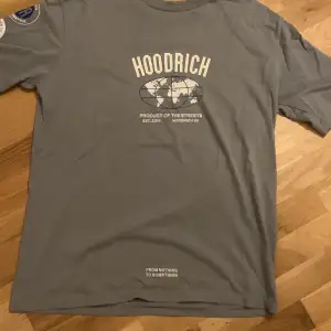 Hoodrich t-shirt. Storlek L. Aldrig använt skick 10/10