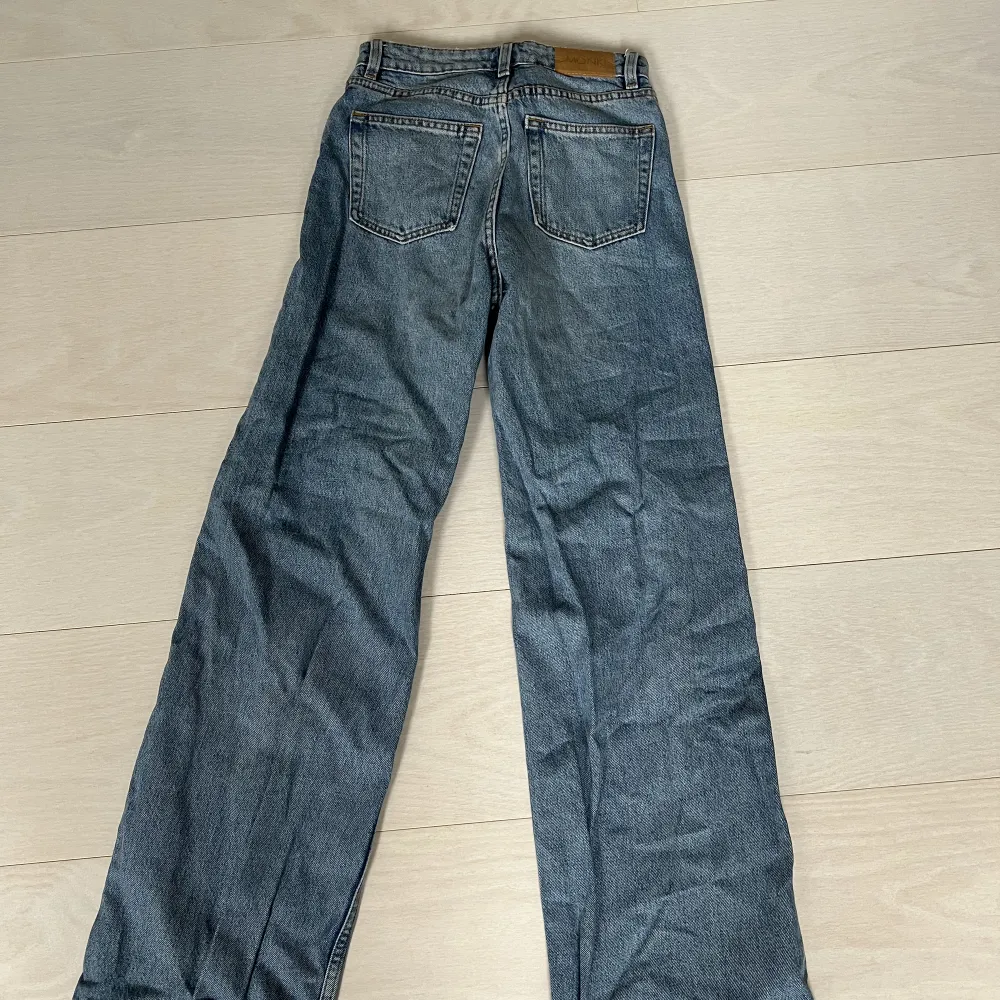 Super fina högmidjade monki jeans i yoko modell! Använda men i bra skick! Används inte längre då dem har krympt lite. Sitter superbra!💕. Jeans & Byxor.