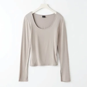 Långärmad tröja - Säljer min tröja från Ginatricot då den inte används💕använd 1 gång!