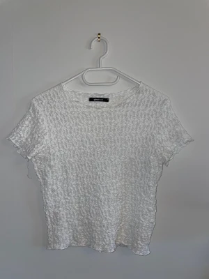 GinaTricot tröja - En jättefin tröja som tyvärr inte kommer till användning då den är för liten för mig. Skulle säga att den är mellan xs-s i storleken.   Köparen står för frakten och jag tar inte ansvar för postens slarv.