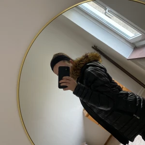 Moncler jacka  - Säljer nu min Moncler jacka eftersom jag vill köpa en annan ❤️ Jackan är använd ett fåtal gånger men är i bra skick. Pris går att diskuteras vid snabb affär ❤️