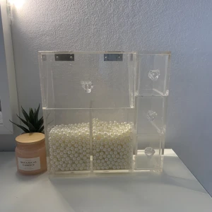 Organiserare för smink borstar🤍 pärlorna ingår - Organiserare som är perfekt till smink bordet, är i jätte bra skick🤍