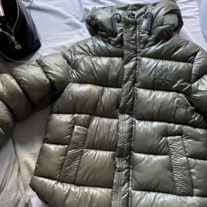 Vinterjacka  - Intressekoll på min jätte fina gröna jacka som är köpt förra vintern. Jackan är i nyskick då den är väldigt sparsamt använd. Storlek 36 men skulle säga den är mer som storlek 34! 💕