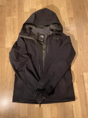 North face jacka - En fin north face jacka som passar perfekt nu på hösten men som även värmer till vintern