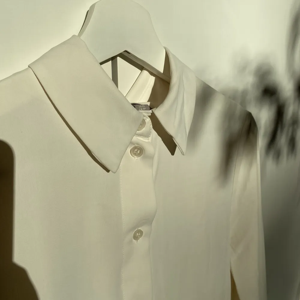 Vit satinskjorta i stl xs från H&M. Aldrig använd, i nyskick. . Skjortor.