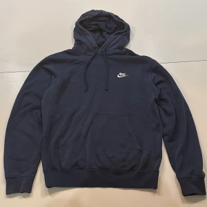 Mörkblå Nike Hoodie - Fet och skön mörkblå nike hoodie! Storlek XS men passar S. Säljer då den inte längre passar mig. Bara att skriva vid fler frågor! 