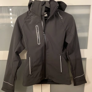 Jacka - Grym ”motions”-jacka från Craft!! Aldrig använd, nyskick! Snygga detaljer i reflexmaterial. Bra krage, andningsbart material, grym jacka helt enkelt! 3 FÖR 2 på min sida under hela november🤩