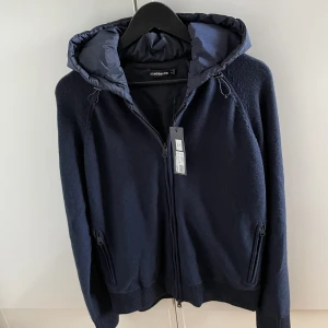 J.Lindeberg cardigan  - Säljer en J.Lindeberg cardigan som är helt ny! Storlek M, tags sitter kvar!  Hör gärna av dig om du har frågor!