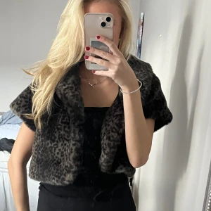 Bolero  - Säljer denna typ päls bolero super snygg 🥰❤️
